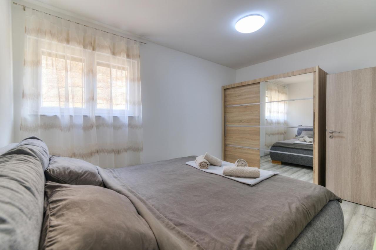 Apartment Luka Сен Екстериор снимка
