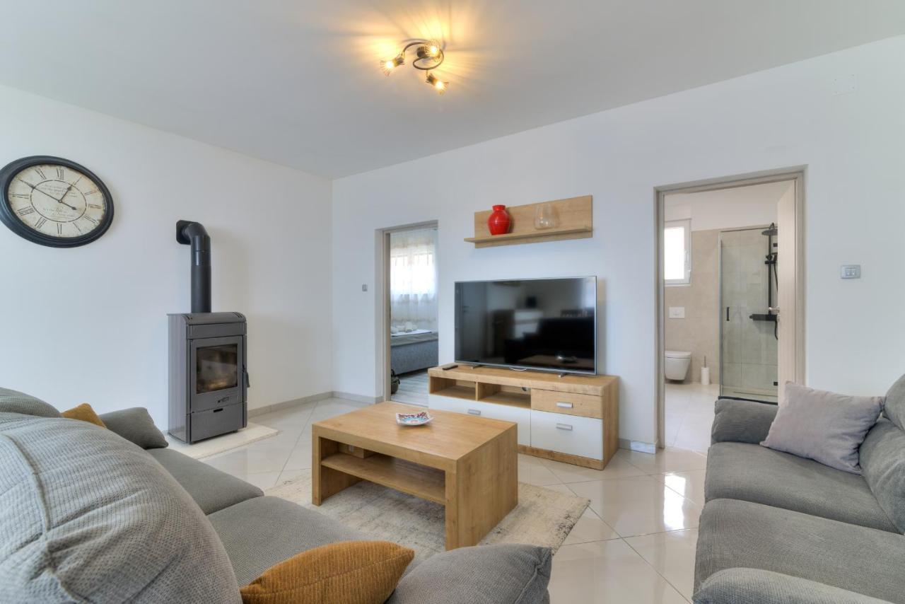 Apartment Luka Сен Екстериор снимка