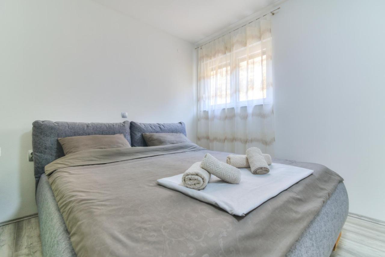 Apartment Luka Сен Екстериор снимка